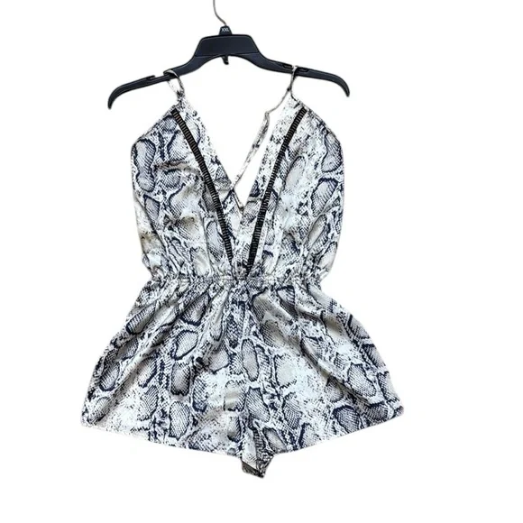 N1 los ángeles.Elegant White and Gray Jumpsuit with Chic Design - Picture 2 of 6